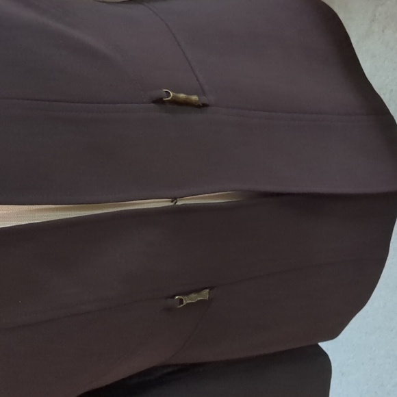 TAHARI* dress suit. Jacket/Pants, both fully lined. Hook/eye closure front. 2pc - Picture 5 of 17